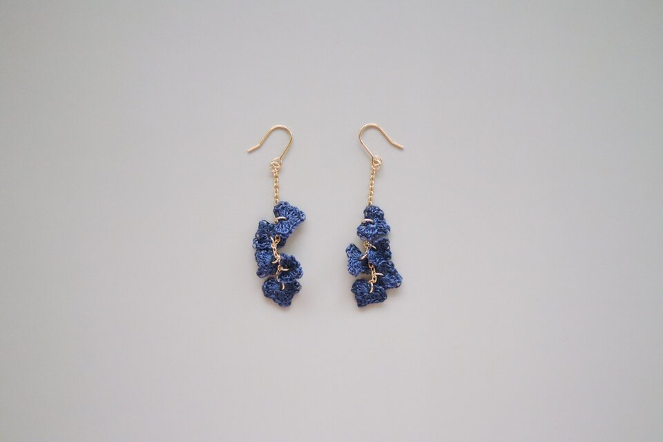 ivy　シルク糸の耳飾り [ navy ]