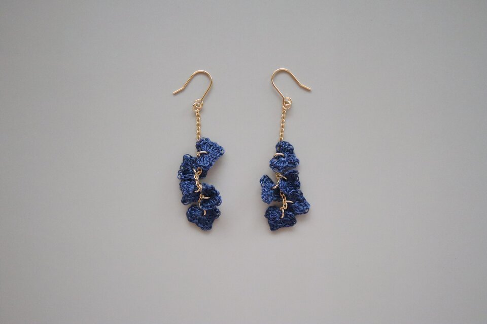ivy　シルク糸の耳飾り [ navy ]
