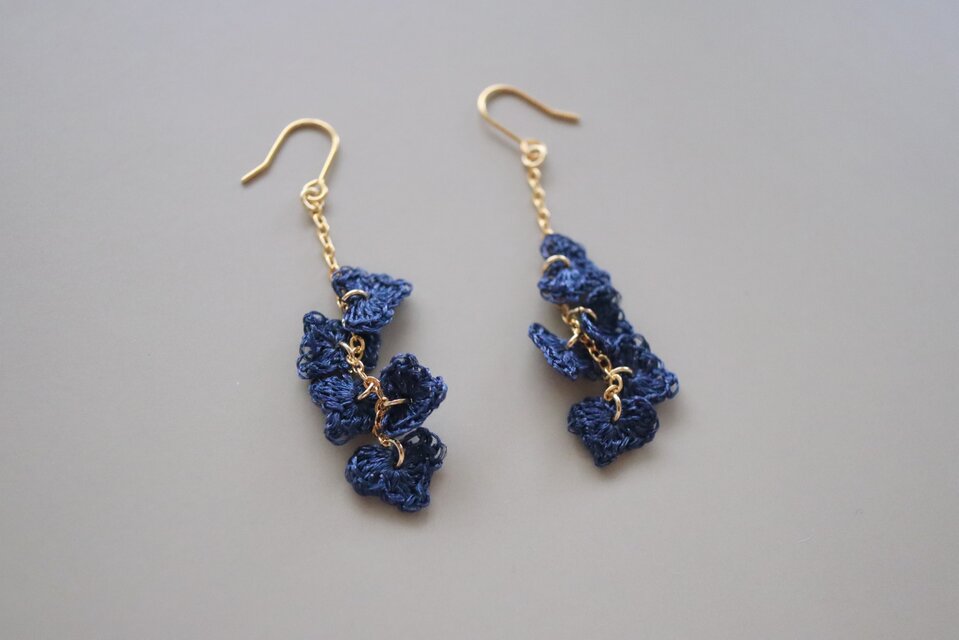 ivy　シルク糸の耳飾り [ navy ]