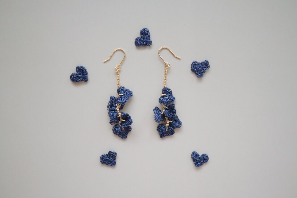 ivy　シルク糸の耳飾り [ navy ]