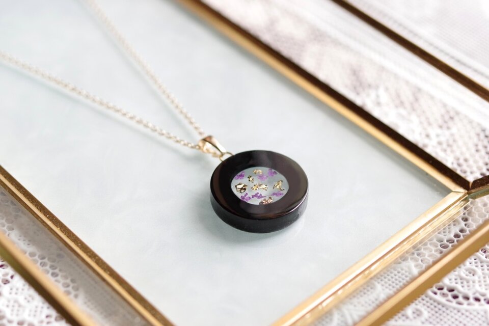 【受注製作】レジンアート　ラウンドペンダント〈夜の窓辺・パープル〉