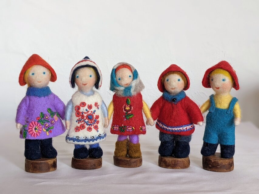 ハンガリー刺繍のワンピースの子 〜マチョー地方の刺繍1〜 | iichi