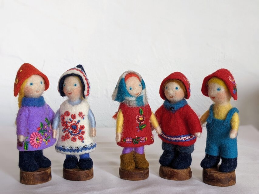 ハンガリー刺繍のワンピースの子 〜マチョー地方の刺繍1〜 | iichi