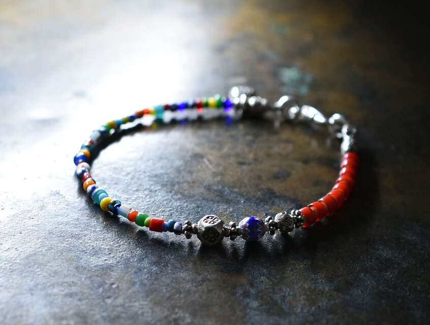 クリスマスビーズと飴色ホワイトハーツ、シェブロン、カレンシルバーのカラフルブレス