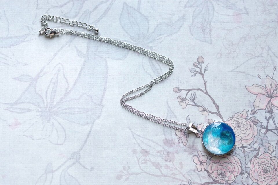 レジンアート　ラウンドペンダント〈青に溺れて〉