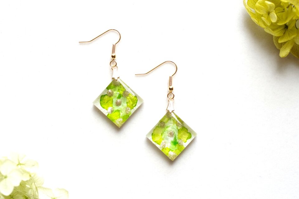 レジンアート　スクエアピアス〈輝く草原〉