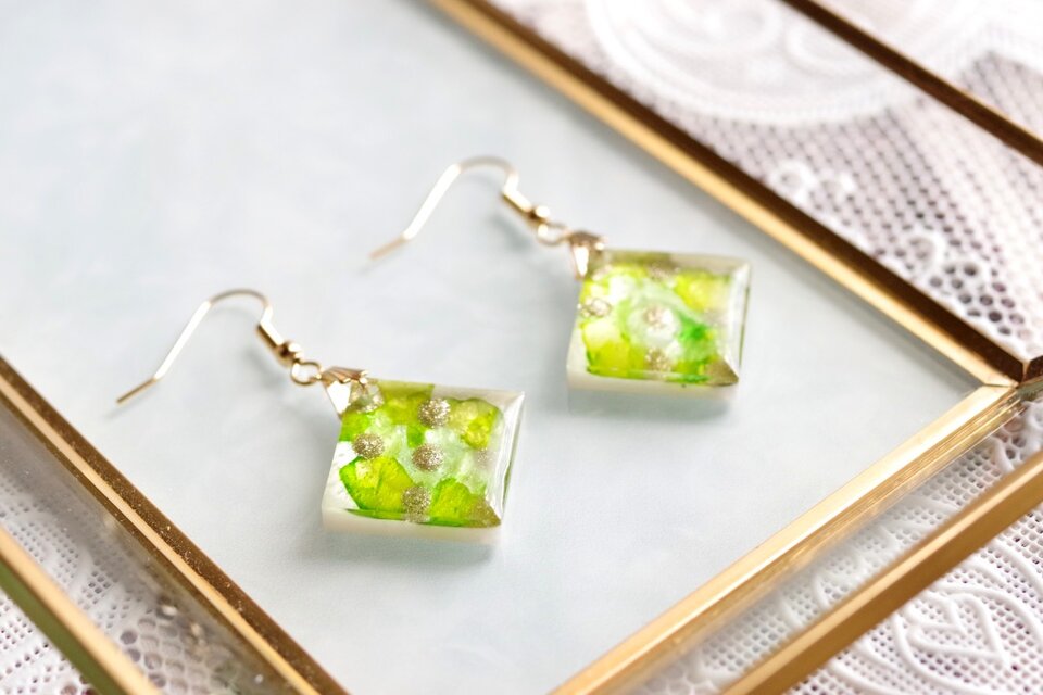 No.809　レジンピアス　ハンドメイド【スクエア】黄色　緑　ゴールド レジンアート スクエアピアス〈輝く草原〉 | iichi 日々の暮らしを