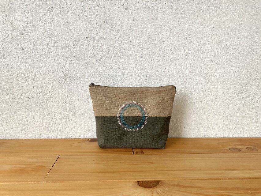 刺繍入りポーチ(カフェオレ色とカーキグレー)