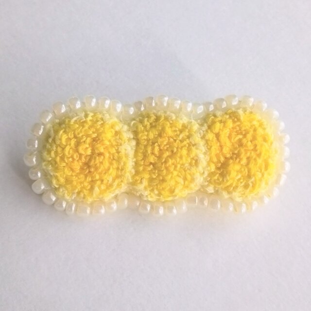 もこもこタンポポみたいなビーズ刺繍ブローチ　イエロー