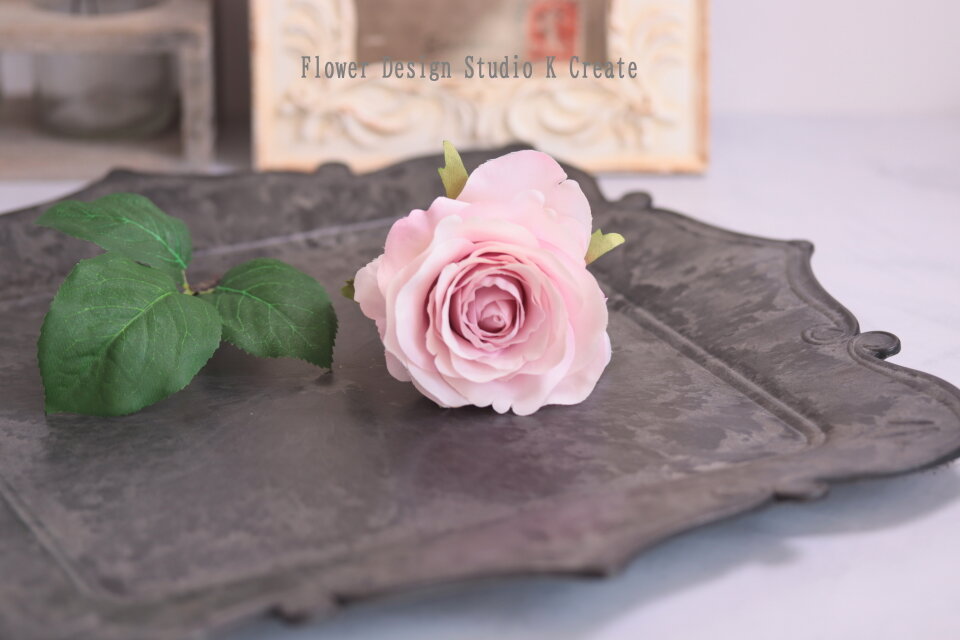 ピンクの薔薇と葉っぱの髪飾り 髪飾り ピンク バラ 薔薇 花径8cm