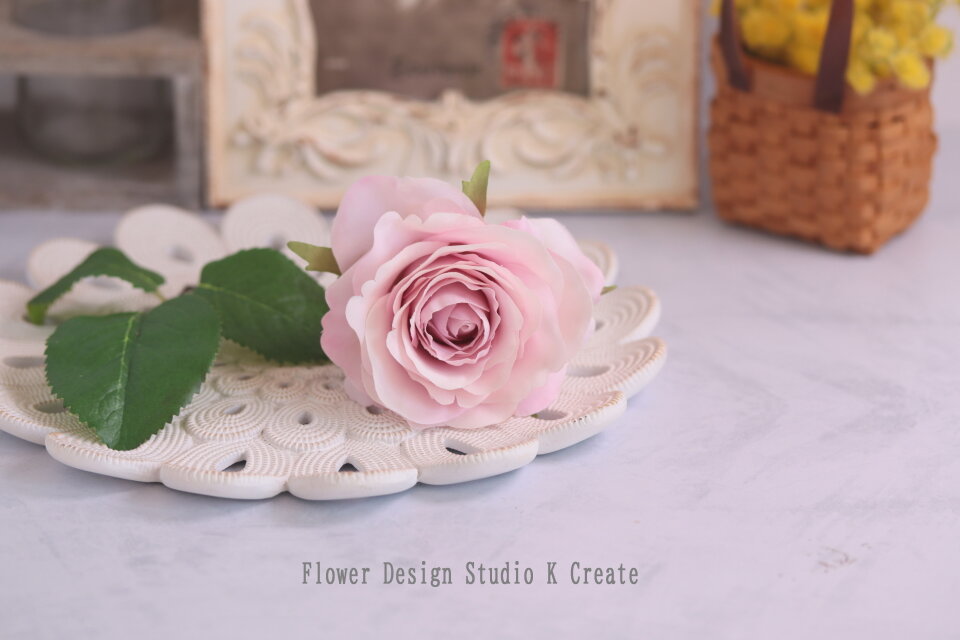 ピンクの薔薇と葉っぱの髪飾り 髪飾り ピンク バラ 薔薇 花径8cm