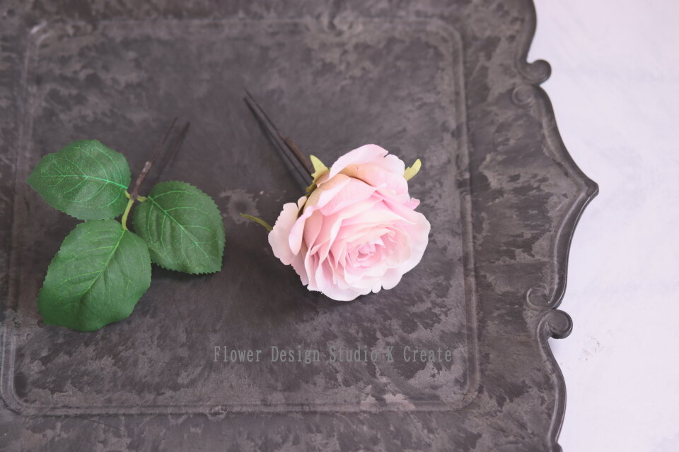 ピンクの薔薇と葉っぱの髪飾り 髪飾り ピンク バラ 薔薇 花径8cm