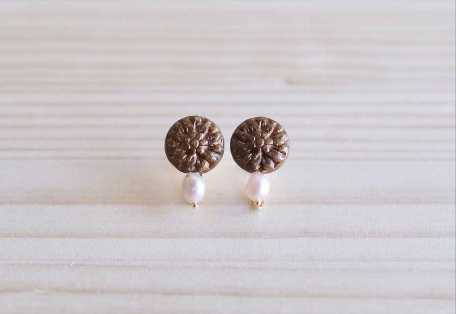 Classic Dahlia イヤリング　ブラウン・パール