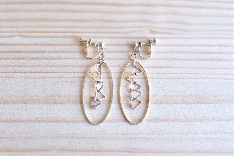 マットゴールド　三角モチーフイヤリング　パステル