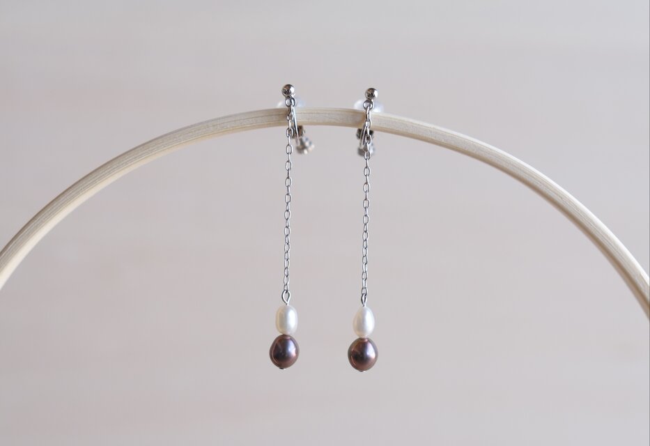 ゆれる淡水パールのイヤリング　ロング　白・青紫