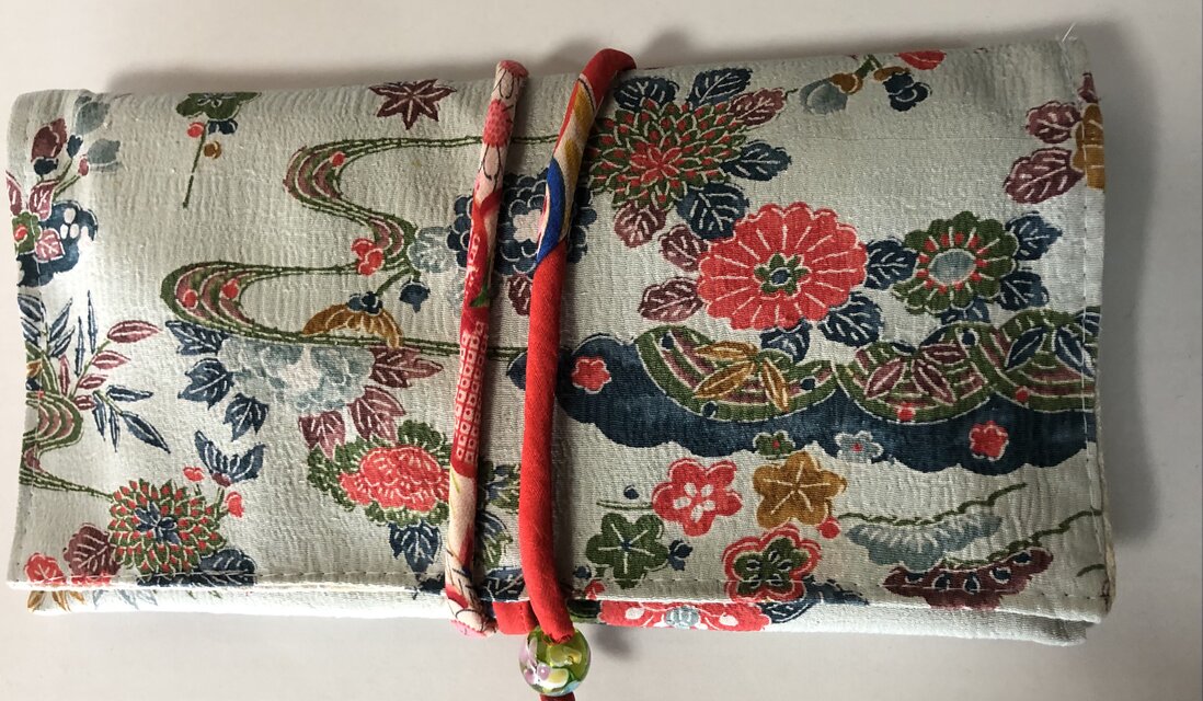 ８１３７　花柄の着物で作った和風財布・ポーチ