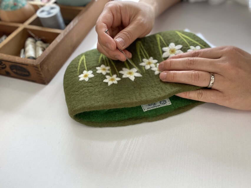 羊毛刺繍フェルトポシェット/ 水仙 | iichi 日々の暮らしを心地よく