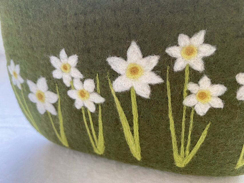 羊毛刺繍フェルトポシェット/ 水仙 | iichi 日々の暮らしを