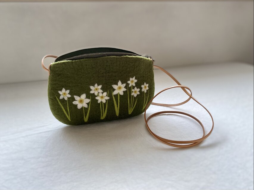 羊毛刺繍フェルトポシェット/  水仙