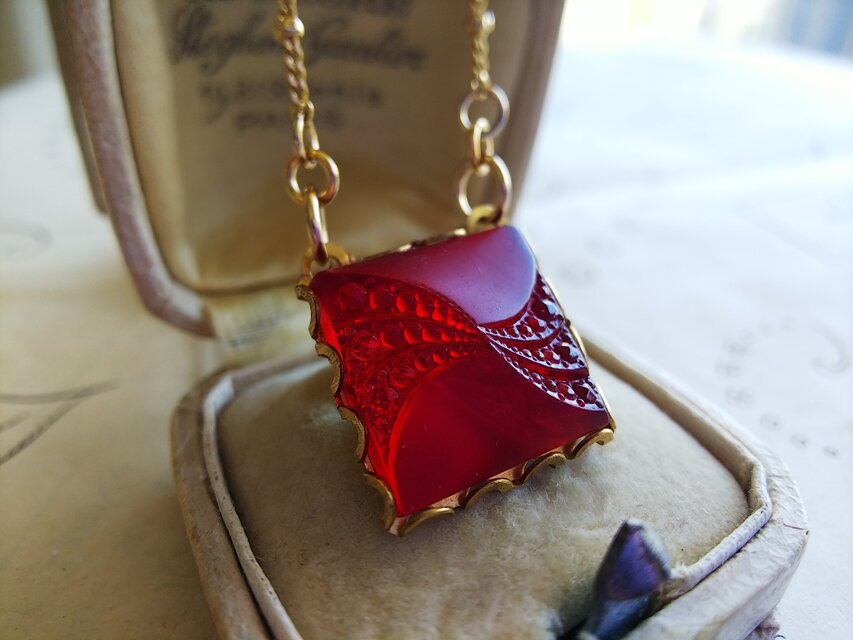 ヴィンテージ 深い赤/アールデコ スクエア（17㎜）クラシカル