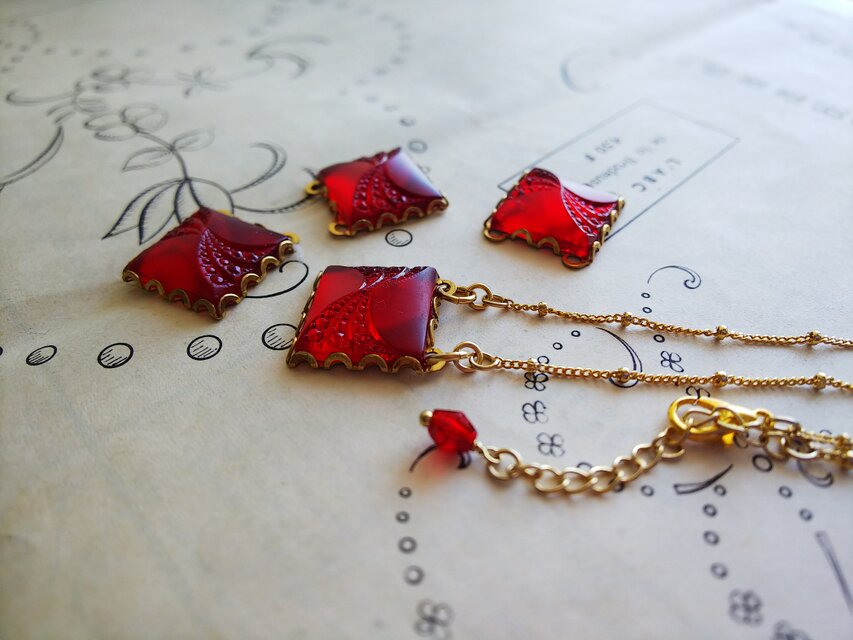 ヴィンテージ 深い赤/アールデコ スクエア（17㎜）クラシカル