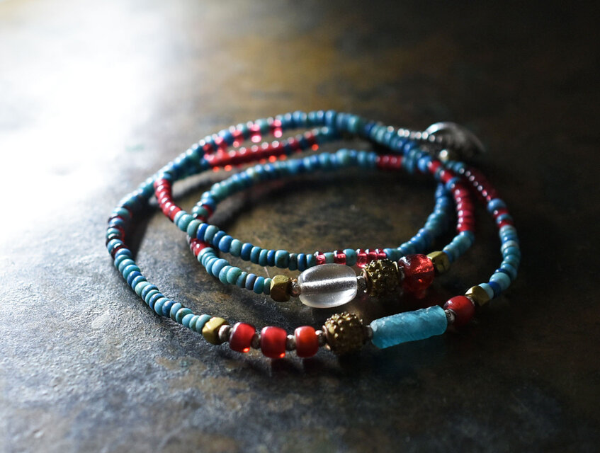 アンティークボヘミアビーズと金赤ビーズ、つぶつぶブラス、ローマングラス、多彩水色ビーズ＆金赤ホワイトハーツの華奢なネックレス