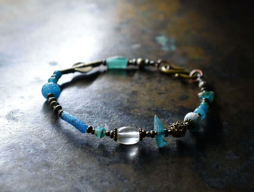 エメラルドブルーローマン多彩ローマングラスとアンティークボヘミアビーズ、民族ブラス、発掘ビーズのブレス