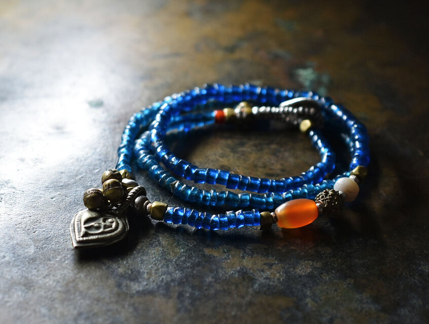 ２種類のインドビーズとアフガンメタル、民族鈴、シャン族カーネリアン、古代瑪瑙、oldチンシルバー＆オリッサブラスのネックレス