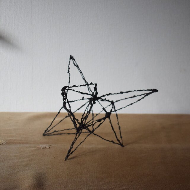 ワイヤーワークオブジェ　三角形で構成された立体