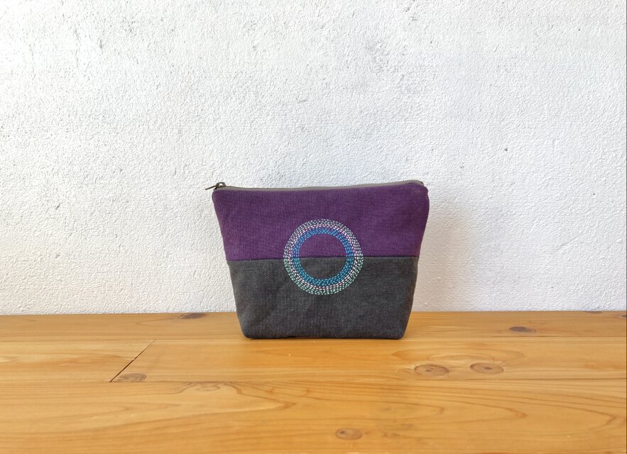 刺繍入りポーチ(葡萄色と墨黒色)