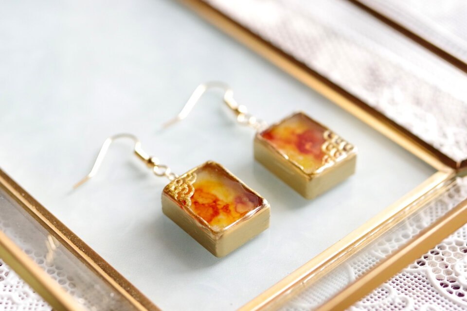 【受注製作】レジンアート　長方形のピアス〈金色の箱庭〉