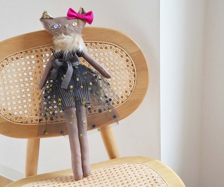 ホワイト猫のチュチュドレス人形 ホワイト猫のチュチュドレス人形 - メルカリ 猫の形の布製人形