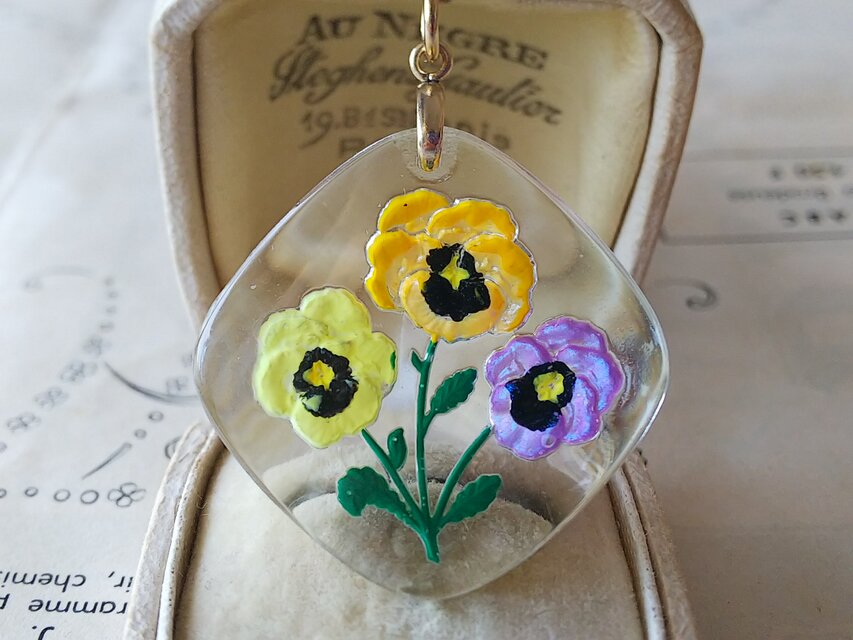 ヴィンテージ　3色のパンジーFlowerインタリオGlass（34㎜）ネックレス