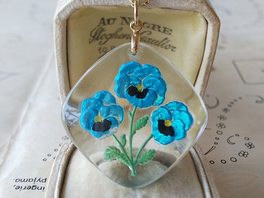 ヴィンテージ　AquaブルーのパンジーFlowerインタリオGlass（34㎜）ネックレス