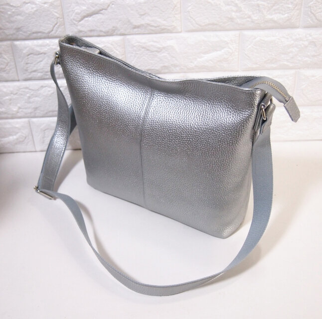 ★ハンドメイド★日本製★本革★大き目の斜め掛けショルダーバッグ★シルバー色★縦型 ☆ハンドメイド☆日本製☆本革☆L字ファスナー・特大寸☆斜め掛け