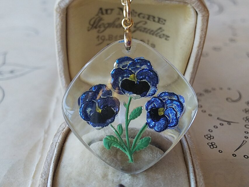 ヴィンテージ　DarkパープルのパンジーFlowerインタリオGlass（34㎜）ネックレス