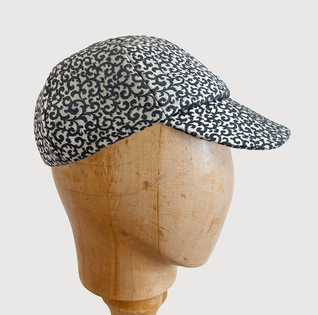 シルバーグレーのキャップ