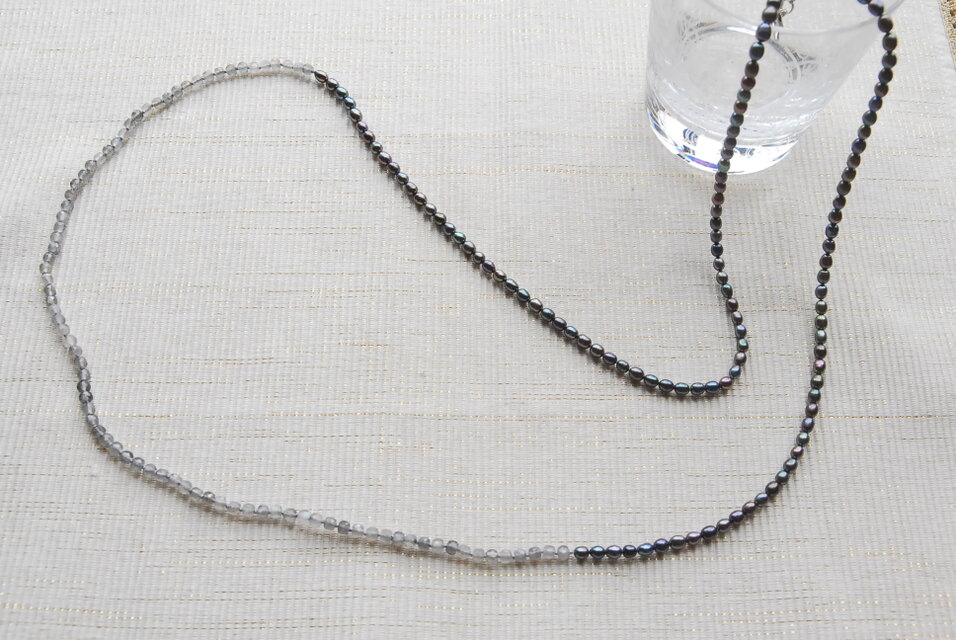 ラブラドライトとネイビーパールのロングネックレス　
