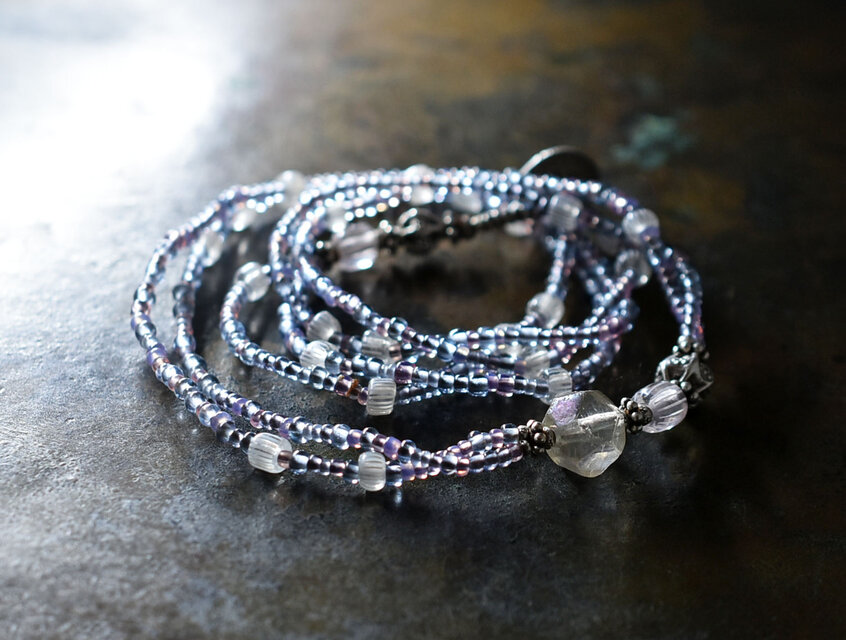 ヴィンテージオーロラチェコビーズとグーズベリー、フランスヴィンテージビーズの２連ネックレス