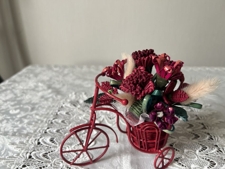 小さな自転車の籐の花（赤の花）