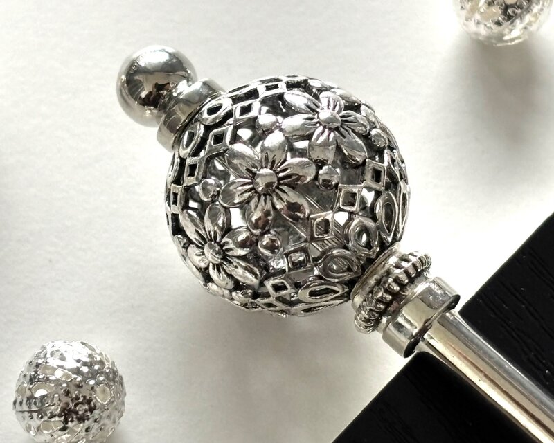 かんざし　アジアンエスニック花柄の透かしボールビーズ　シルバー　一本挿し　一本簪　アンティーク風　夏　涼しげ