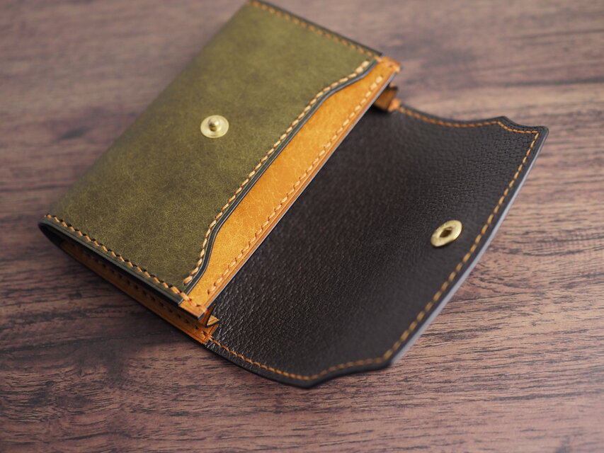 総手縫い│イタリアンレザーマルゴー、アメ豚使用│くるみボタンと蛇腹マチのカードケース(名刺入れ、コインケース対応可)