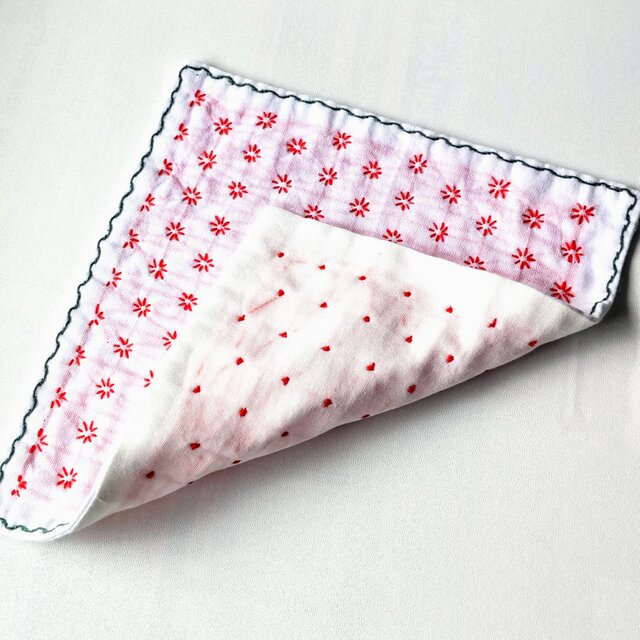 赤い小花   刺し子のふんわりガーゼハンカチ♬❮3月31日までの期間限定❯