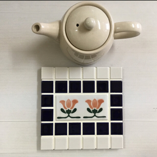 タイル 鍋敷 (四角)：～レトロなチューリップ柄〜ネイビー | iichi