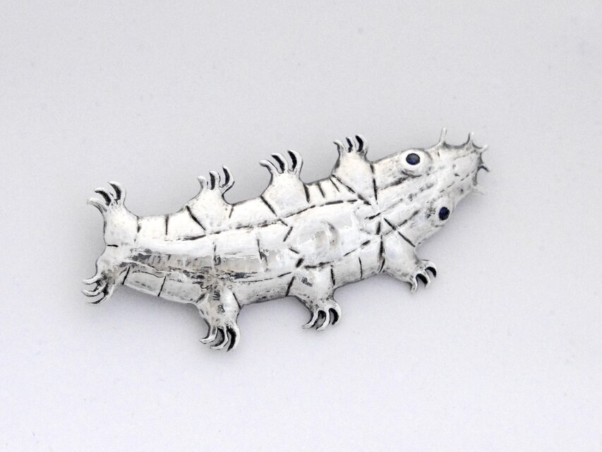 クマムシ ブローチ