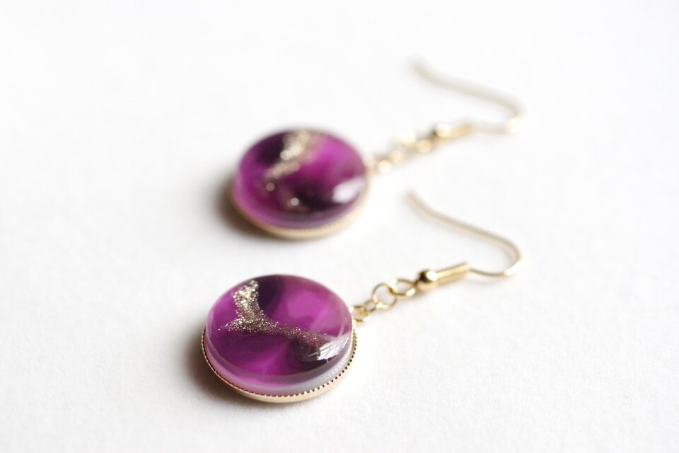 レジンアート　ラウンドピアス〈忘れえぬひと〉