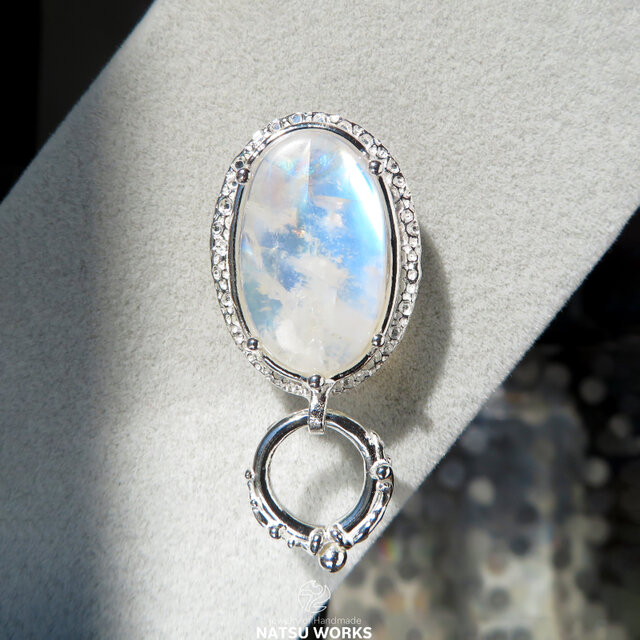 レインボームーンストーン ブローチ / Rainbow Moonstone Silver Brooch