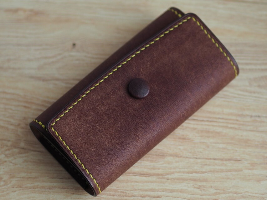 送料込│総手縫い│イタリアンレザーマルゴー、アメ豚使用│くるみボタンと真鍮金具の4連