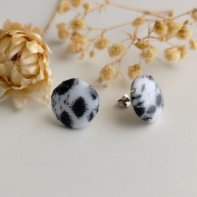 ピアス　墨で描かれたアートなアクセサリー