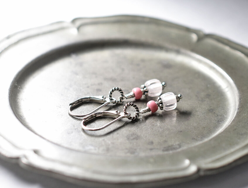 アンティークグーズベリーとピンクマサイの小さなピアス